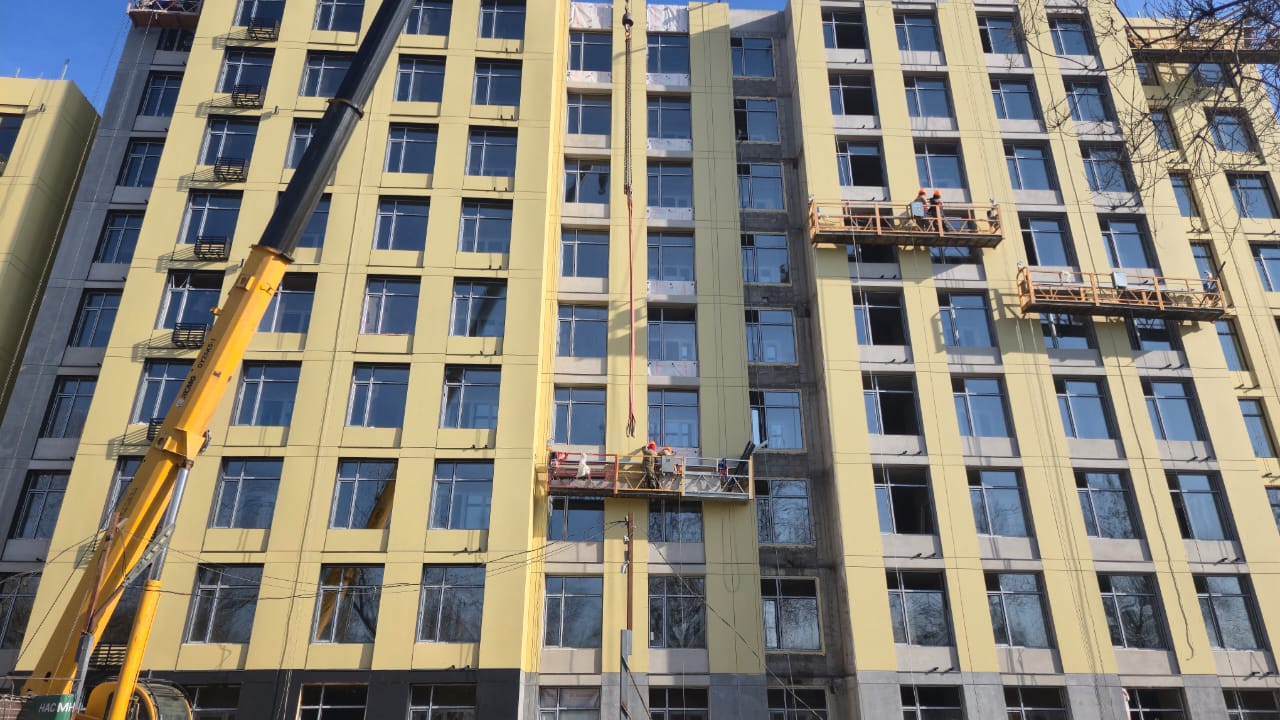 ЖК Maxima City — фасад в вечернем освещении
